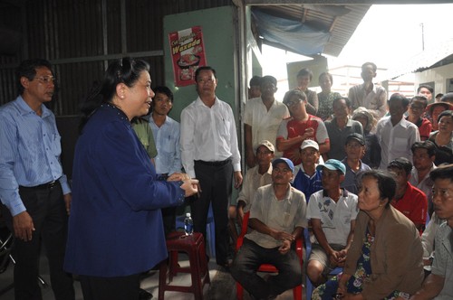 Phó Chủ tịch Thường trực Quốc hội Tòng Thị Phóng khảo sát sạt lở ở quận Ô Môn, thành phố Cần Thơ - ảnh 1
