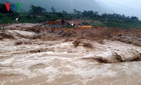 Trung ương Hội Chữ thập đỏ Việt Nam hỗ trợ người dân bị ảnh hưởng mưa lũ - ảnh 1