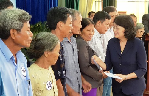 Phó Chủ tịch nước Đặng Thị Ngọc Thịnh tặng quà người có công, học sinh nghèo tỉnh Quảng Nam - ảnh 1