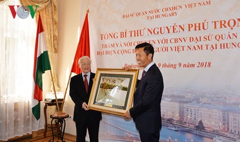 Tổng Bí thư: Mỗi người Việt hãy là cầu nối cho mối quan hệ với Hungary - ảnh 2