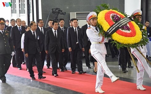 Khoảng 1.500 đoàn đến viếng Chủ tịch nước Trần Đại Quang ngày 26/9 - ảnh 1