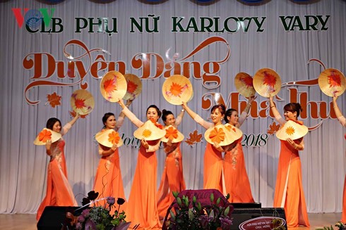 Duyên dáng mùa thu – tôn vinh nét đẹp phụ nữ Việt tại Séc - ảnh 1