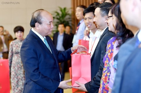 Thủ tướng Nguyễn Xuân Phúc gặp gỡ các nhà giáo, cán bộ quản lý giáo dục tiêu biểu - ảnh 1