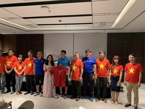 Đại sứ Việt Nam tại Myanmar tới thăm và động viên đội tuyển bóng đá quốc gia - ảnh 1