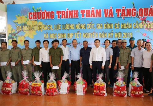 Phó Thủ tướng Thường trực tặng quà Tết cho đồng bào Chăm ở TPHCM - ảnh 2