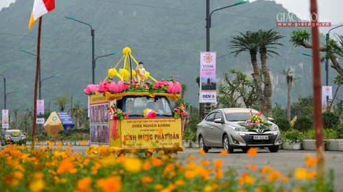 Diễu hành xe hoa trước Đại lễ Vesak tại Hà Nam - ảnh 11