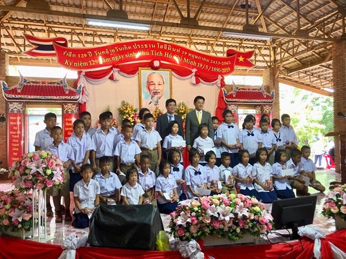 Kỷ niệm 129 năm ngày sinh của Chủ tịch Hồ Chí Minh tại nhiều nước trên thế giới - ảnh 1