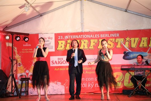 Cộng đồng Việt tham dự khai mạc liên hoan bia quốc tế lần thứ 23 - ảnh 3
