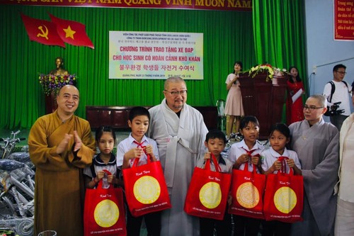 Đoàn Phật giáo Hàn Quốc tặng quà và 100 xe đạp cho trẻ em tỉnh Đắc Lắc - ảnh 11