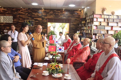 Đoàn Phật giáo Hàn Quốc tặng quà và 100 xe đạp cho trẻ em tỉnh Đắc Lắc - ảnh 6