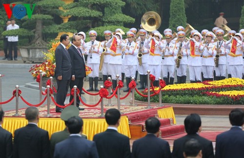 Thủ tướng Nguyễn Xuân Phúc chủ trì lễ đón Thủ tướng Campuchia Hun Sen - ảnh 1