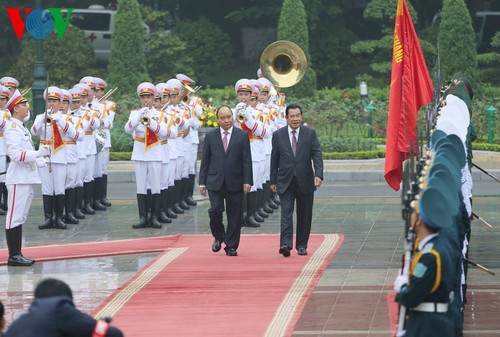 Thủ tướng Nguyễn Xuân Phúc chủ trì lễ đón Thủ tướng Campuchia Hun Sen - ảnh 3