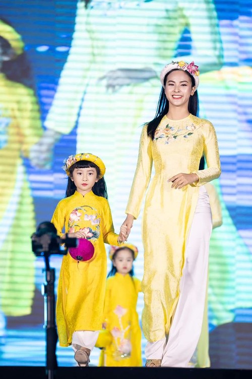 Hoa hậu Ngọc Hân với bộ sưu tập: "Sắc màu phồn vinh" - ảnh 10