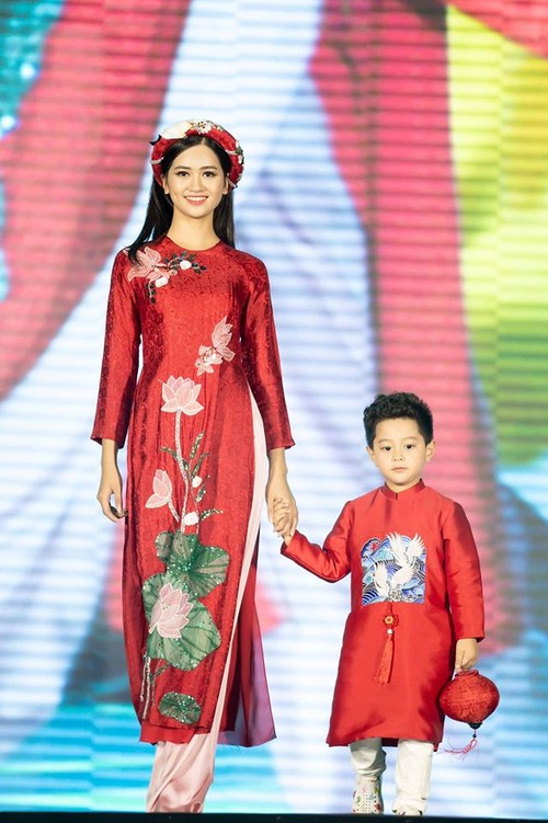 Hoa hậu Ngọc Hân với bộ sưu tập: "Sắc màu phồn vinh" - ảnh 11