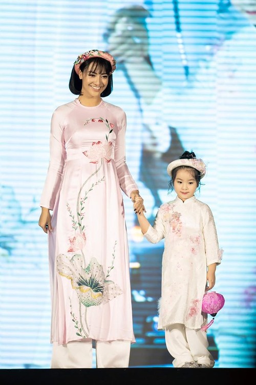 Hoa hậu Ngọc Hân với bộ sưu tập: "Sắc màu phồn vinh" - ảnh 13