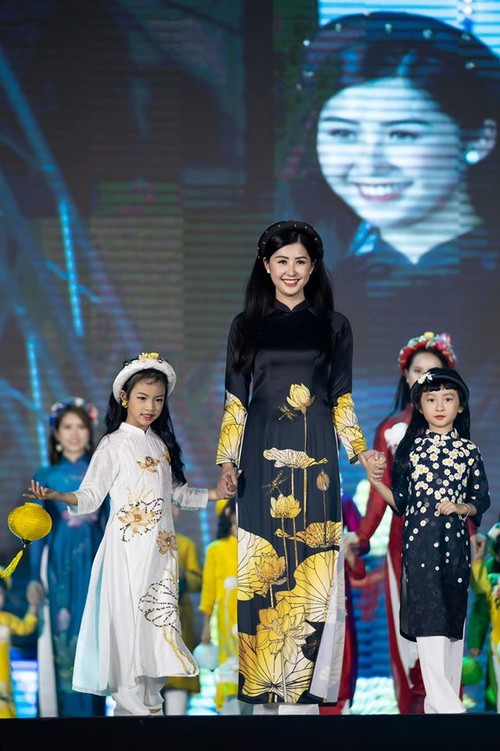 Hoa hậu Ngọc Hân với bộ sưu tập: "Sắc màu phồn vinh" - ảnh 15
