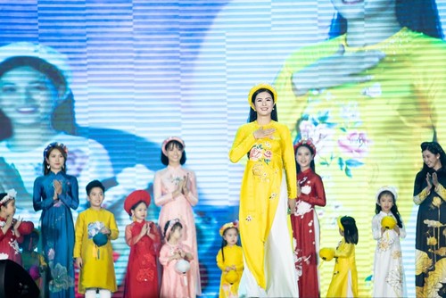 Hoa hậu Ngọc Hân với bộ sưu tập: "Sắc màu phồn vinh" - ảnh 16
