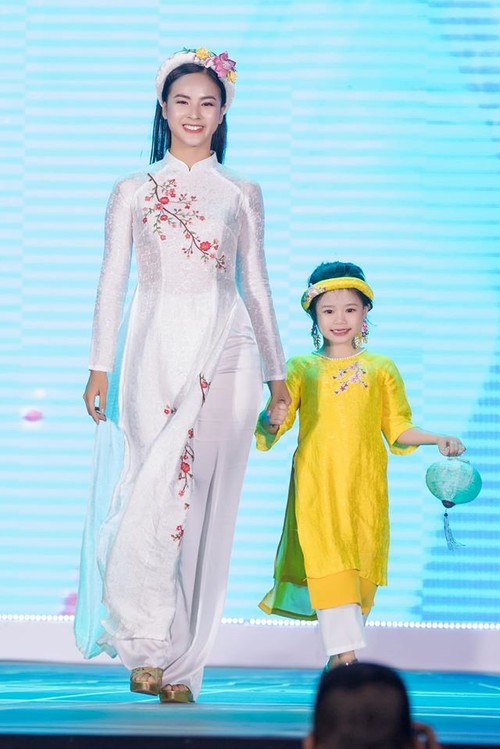 Hoa hậu Ngọc Hân với bộ sưu tập: "Sắc màu phồn vinh" - ảnh 2