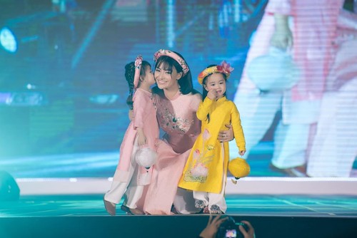 Hoa hậu Ngọc Hân với bộ sưu tập: "Sắc màu phồn vinh" - ảnh 3