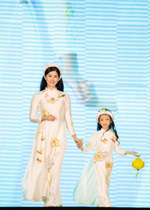 Hoa hậu Ngọc Hân với bộ sưu tập: "Sắc màu phồn vinh" - ảnh 8