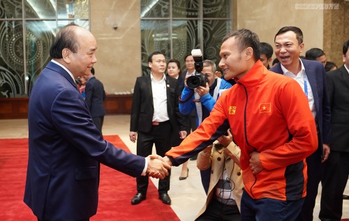Chùm ảnh: Thủ tướng Nguyễn Xuân Phủc gặp đội tuyển bóng đá Việt Nam - ảnh 3