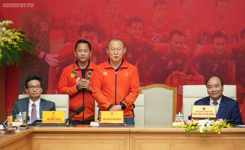 Chùm ảnh: Thủ tướng Nguyễn Xuân Phủc gặp đội tuyển bóng đá Việt Nam - ảnh 6