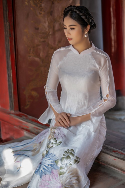 Hoa hậu Ngọc Hân với bộ sưu tập áo dài “Sắc màu phồn vinh" - ảnh 11