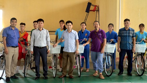 Trung tâm Huấn luyện và Thi đấu thể dục thể thao Yên Bái cùng Việt kiều Trường Nguyễn tặng xe đạp cho vận động viên  - ảnh 2