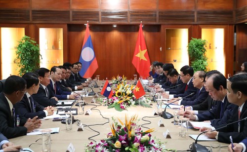Thủ tướng Chính phủ Nguyễn Xuân Phúc hội đàm với Thủ tướng Lào Thongloun Sisoulith - ảnh 1