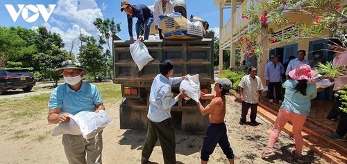Thành phố Cần Thơ gửi hàng nghìn tấn quà tình nghĩa tới bà con gốc Việt tại Campuchia - ảnh 1