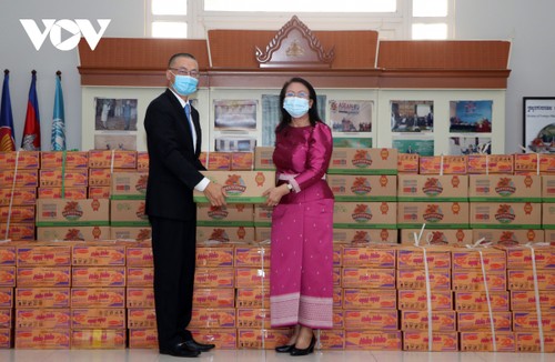 Đại sứ quán Việt Nam trao tặng quà cứu trợ nhân dân Campuchia bị ảnh hưởng của lũ lụt - ảnh 1