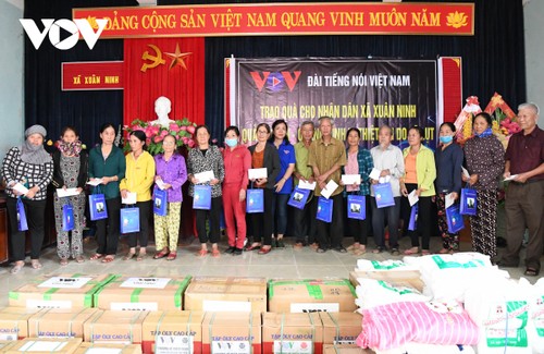VOV trao 250 suất quà tổng trị giá 500 triệu đồng cho người dân vùng lũ Quảng Bình - ảnh 7