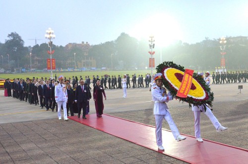 Các đại biểu dự Đại hội đại biểu toàn quốc lần thứ XIII của Đảng vào Lăng viếng Chủ tịch Hồ Chí Minh và các anh hùng, liệt sĩ - ảnh 1