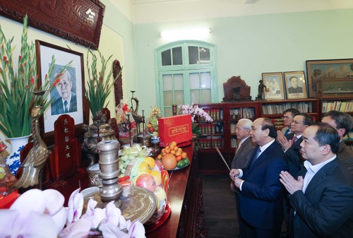 Thủ tướng Nguyễn Xuân Phúc dâng hương tưởng nhớ các lãnh đạo Đảng, Nhà nước - ảnh 1