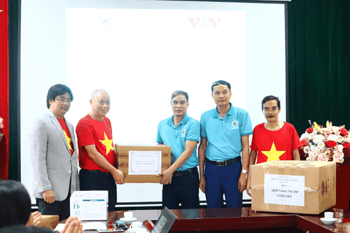 Cán bộ, đảng viên VOV thăm và tặng quà chiến sĩ biên phòng, bệnh nhân nghèo thuộc tỉnh Lào Cai - ảnh 4