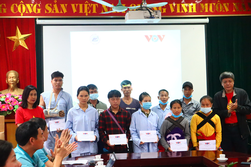 Cán bộ, đảng viên VOV thăm và tặng quà chiến sĩ biên phòng, bệnh nhân nghèo thuộc tỉnh Lào Cai - ảnh 3