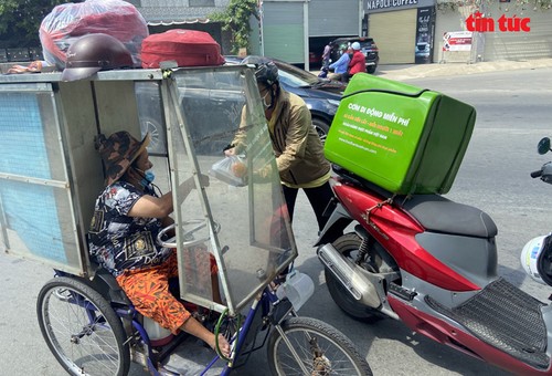 Xe 'cơm di động miễn phí' đến tận tay người nghèo TP Hồ Chí Minh trong mùa dịch - ảnh 1