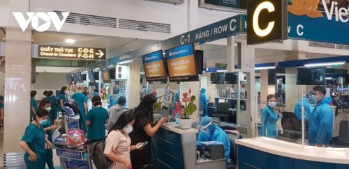 Sân bay Tân Sơn Nhất ngày đầu tiên khôi phục bay nội địa - ảnh 2
