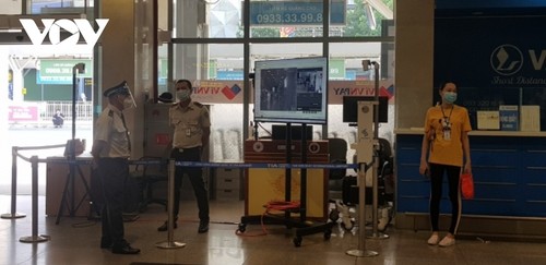 Sân bay Tân Sơn Nhất ngày đầu tiên khôi phục bay nội địa - ảnh 3