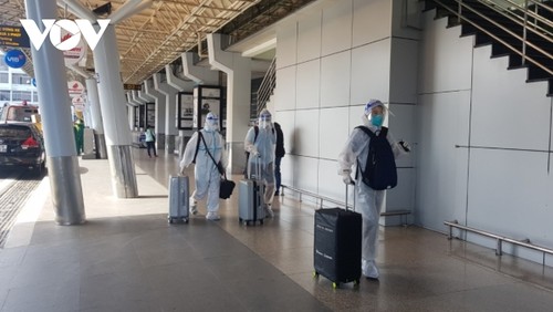 Sân bay Tân Sơn Nhất ngày đầu tiên khôi phục bay nội địa - ảnh 4