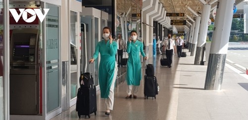 Sân bay Tân Sơn Nhất ngày đầu tiên khôi phục bay nội địa - ảnh 5