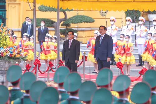 Chùm ảnh: Thủ tướng Phạm Minh Chính đón, hội đàm với Thủ tướng Lào Phankham Viphavanh - ảnh 4