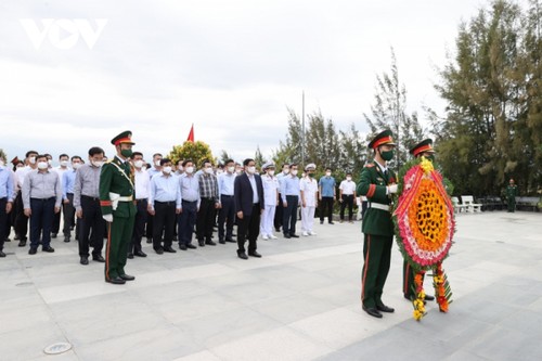Thủ tướng tưởng niệm liệt sĩ Gạc Ma, thăm lữ đoàn tàu ngầm Hải quân - ảnh 1