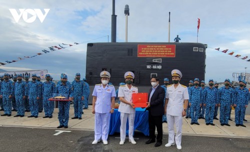 Thủ tướng tưởng niệm liệt sĩ Gạc Ma, thăm lữ đoàn tàu ngầm Hải quân - ảnh 8