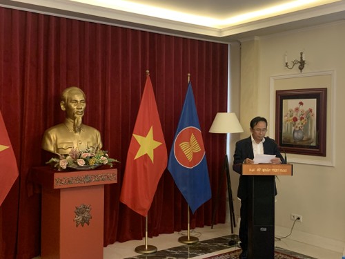 Thứ trưởng Bộ Ngoại giao gặp gỡ cộng đồng người Việt Nam tại Ba Lan - ảnh 2