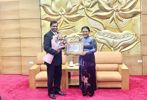 Trao Kỷ niệm chương “Vì hòa bình, hữu nghị giữa các dân tộc” tặng Đại sứ Sri Lanka tại Việt Nam - ảnh 1