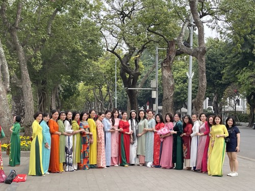 Áo dài Việt khoe sắc thắm nhân ngày Quốc tế phụ nữ - ảnh 1