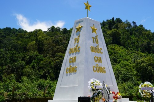 Dâng hương tưởng niệm các anh hùng liệt sĩ tại Lào - ảnh 3
