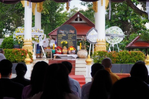 Dâng hương tưởng niệm các anh hùng liệt sĩ tại Lào - ảnh 2