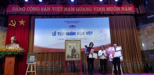 Tiếp nhận các hiện vật về Chủ tịch Hồ Chí Minh - ảnh 2